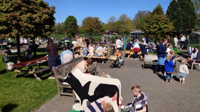 De nieuwe picknicktafels worden goed gebruikt